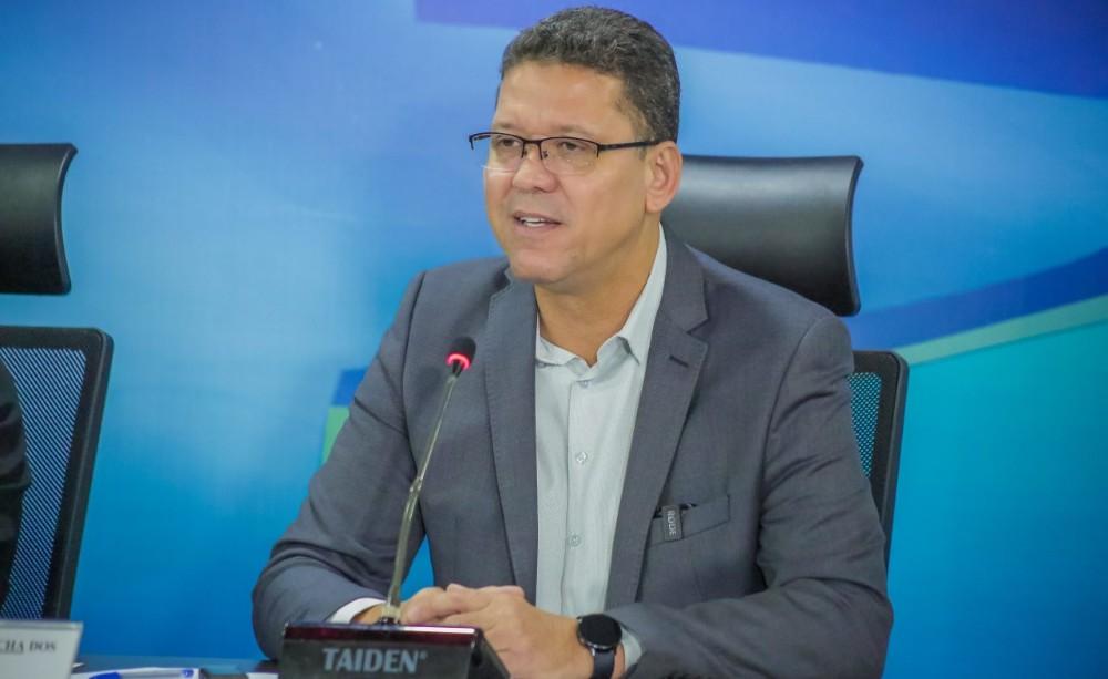 Governador refuta aproximação com vice, e reafirma que fica no cargo