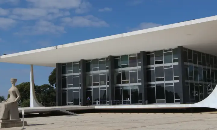 Defesa pede autorização do STF para que Bolsonaro possa operar ombro