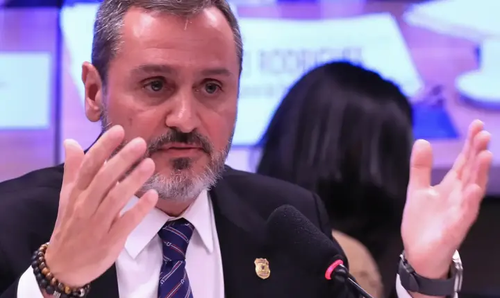 Polícia Federal retira credenciais de agente de imigração dos EUA