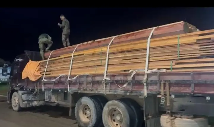 POLÍCIA MILITAR FLAGRA TRANSPORTE IRREGULAR DE MADEIRA EM MACHADINHO D’OESTE