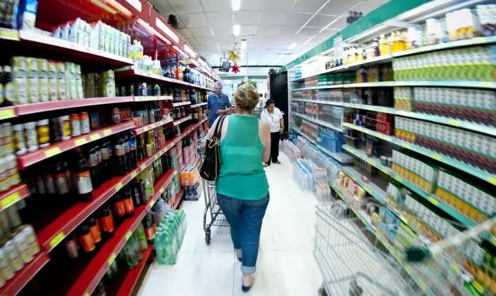 Produção industrial cai 0,6% de julho para agosto, diz IBGE